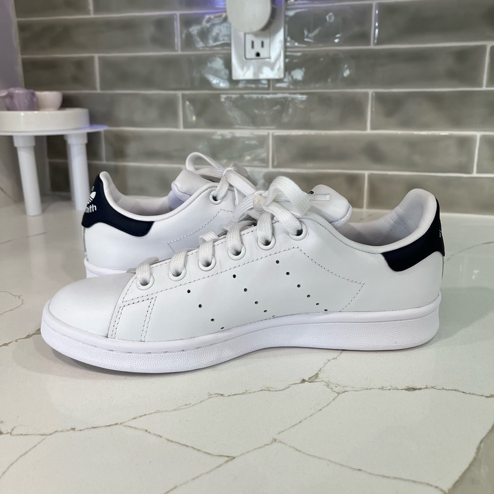 Adidas Stan Smith Shoes. Big Boy 4.5 Color White And Dark Blue. - Picture 8 of 10